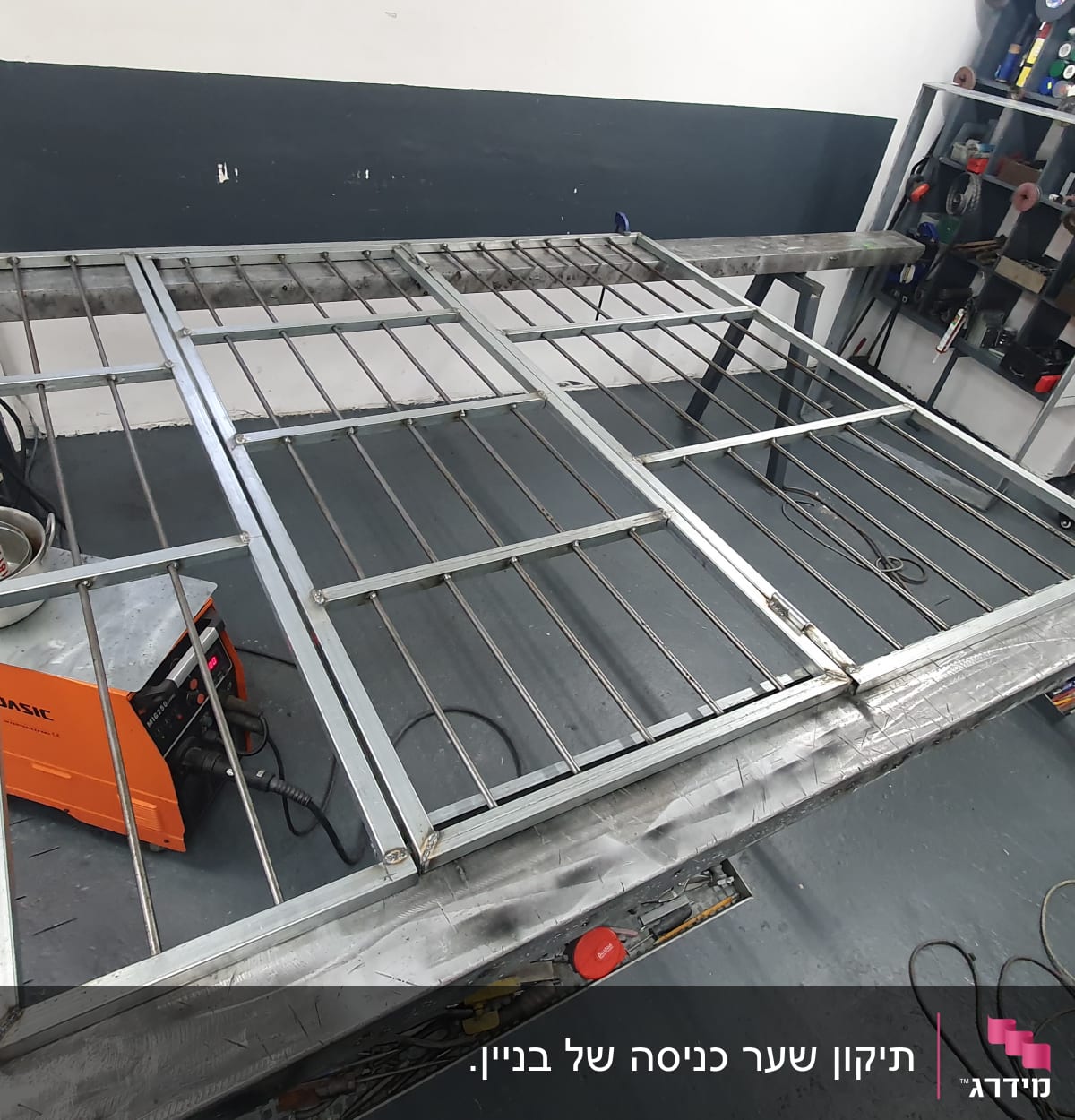 מסגרת מתכת על שולחן עבודה בסדנה